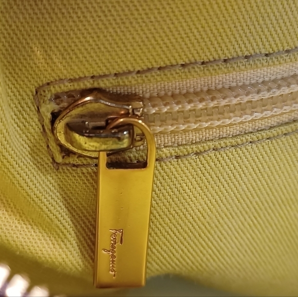 AUTH! SALVATORE FERRAGAMO Batik canvas print shoulder bag - Picture 13 of 13